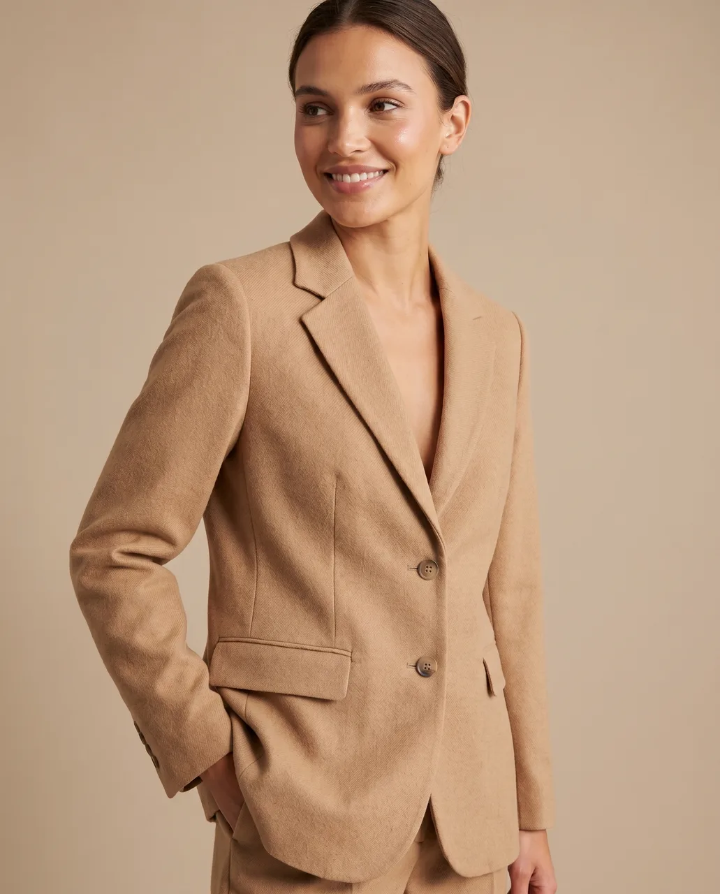 Modella AI che indossa il blazer cammello
